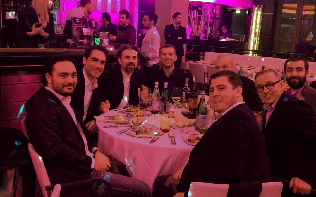 Ecco il tavolo di groovypeople all'evento organizzato dalla nostra partner GIG PROMOTION presso il locale Victory Morgana Bay di Sanremo per la cena di gala in concomitanza con la prima serata del Festival. Tra artisti e amici: SERGIO MUNIZ, ANDREA AGRESTI e lo chef BRUNO BARBIERI.